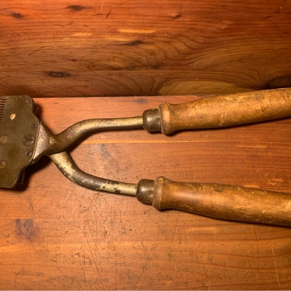 Vintage Manuel Horse Sheers with Wooden Handles - Picture 6 of 8